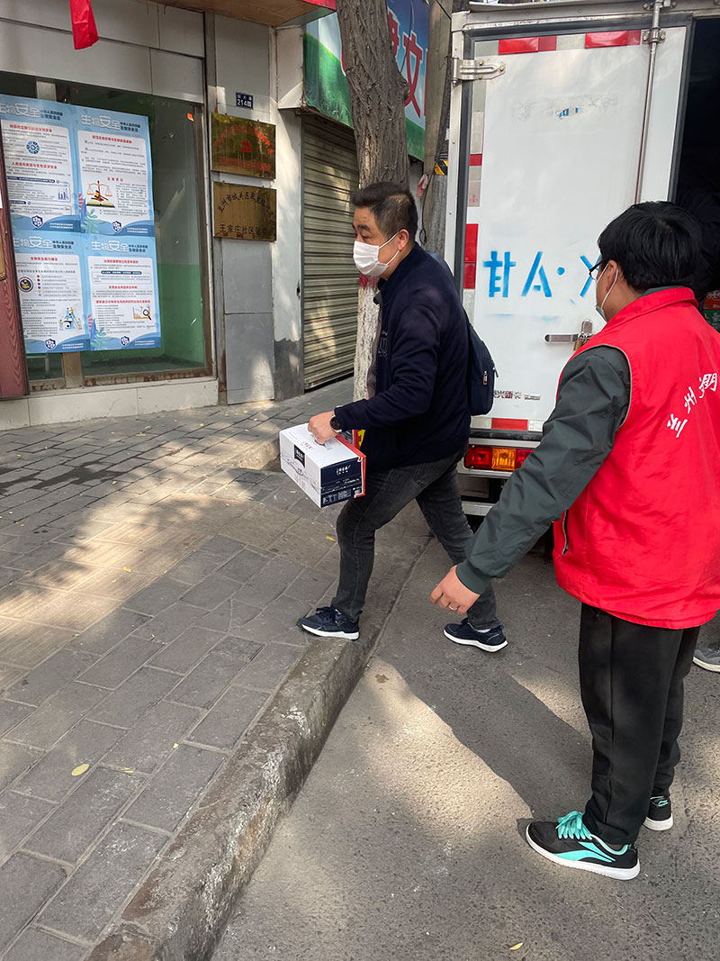 愛(ài)心捐贈(zèng)暖人心，攜手共濟(jì)戰(zhàn)疫情——甘肅鴻成招標(biāo)代理有限公為抗疫一線的工作人員捐贈(zèng)物資(圖1)